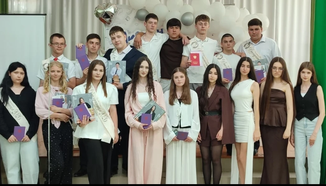 Сегодня в нашей школе прозвучал последний звонок для учеников 9-х классов! 
⁣
Состоялась торжественн