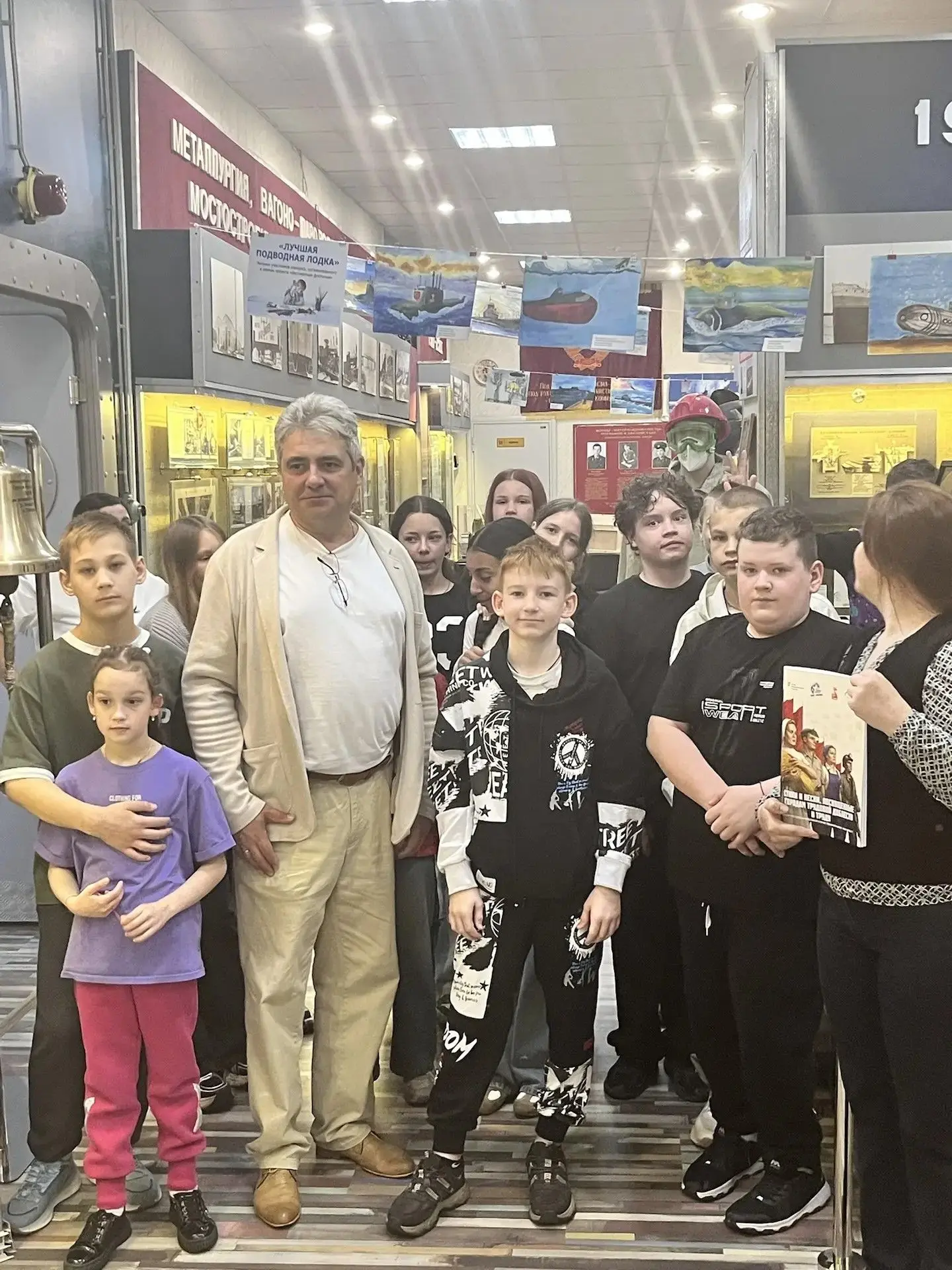 Сегодня учащиеся 6" Г" класса посетили музей завода "Красное Сормово". Ребята ознакомились с историе
