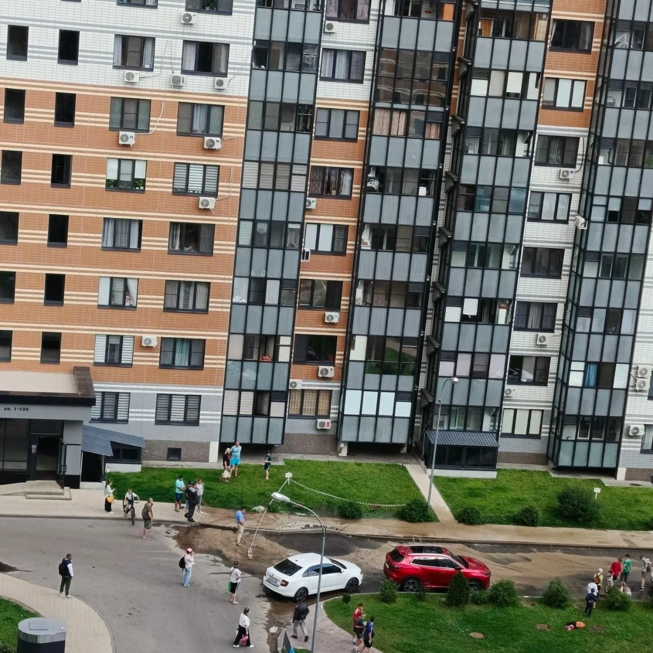 Соседи мы сейчас без воды останемся наверное,там асфальт весь вдребезги из-за прорыва, ...