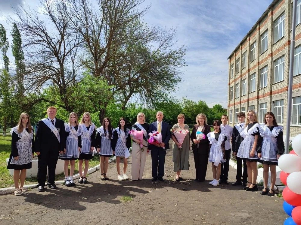 Дорогие выпускники, уважаемые педагоги и родители!

Сердечно поздравляю вас с замечательным и немног