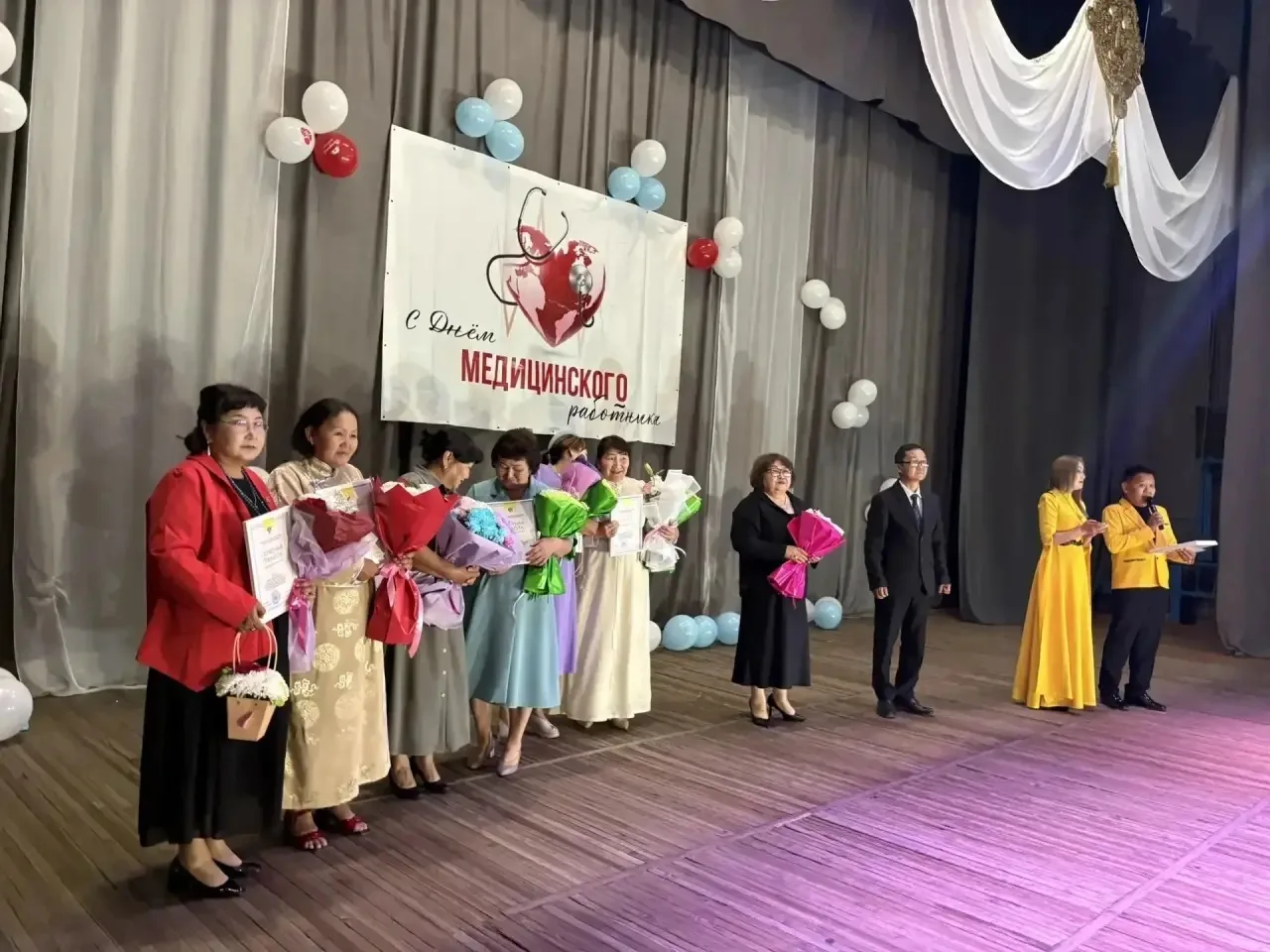 В торжественной обстановке во Дворце культуры г. Ак-Довурак специалистами ДК Хертек С. ...