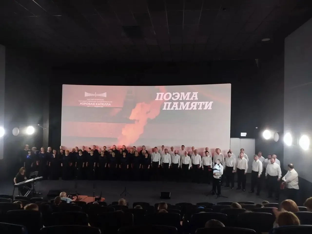 Сегодняшний день в школьном лагере был особенным. Ребята отправились в "SkyCinema", где их ждала не 