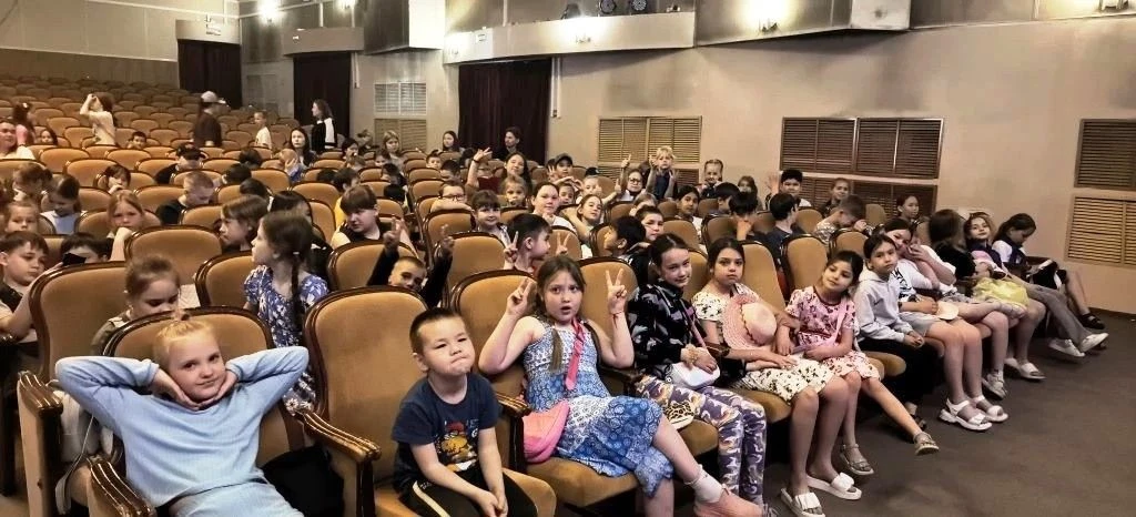 Сегодня наш лагерь «Тасхыл» отправился в ДК ЖД на программу «Ура, каникулы!» 🚂✨
Это был настоящий п