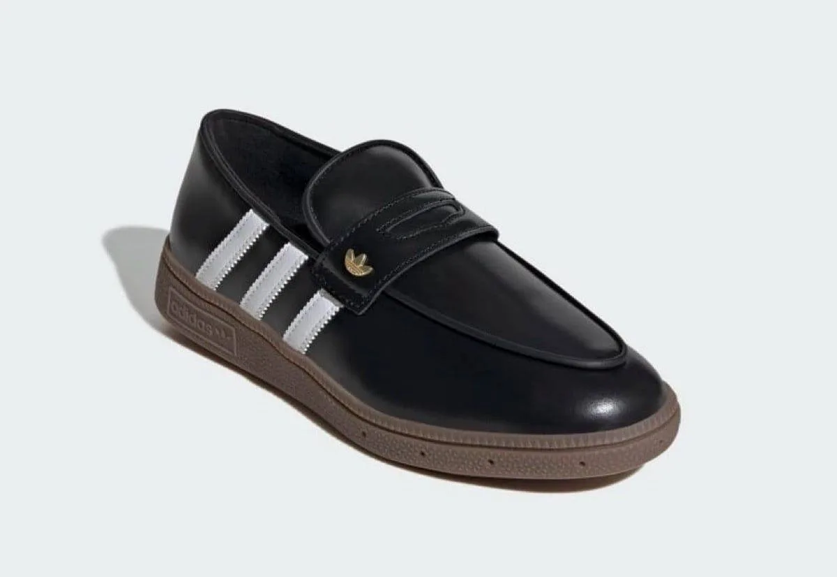 Adidas неожиданно превратили культовые Handball Spezial в лоферы! Теперь эту обувь букв...