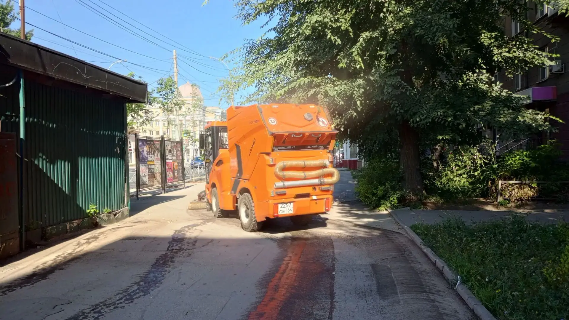 🧹 Продолжается уборка территории района 

В течение суток службой благоустройства проводились работ