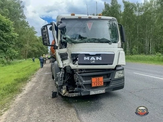 На трассе М-7 под Камешково столкнулись бензовоз и трактор 
 
Днем 17 июня на федеральной трассе М-7