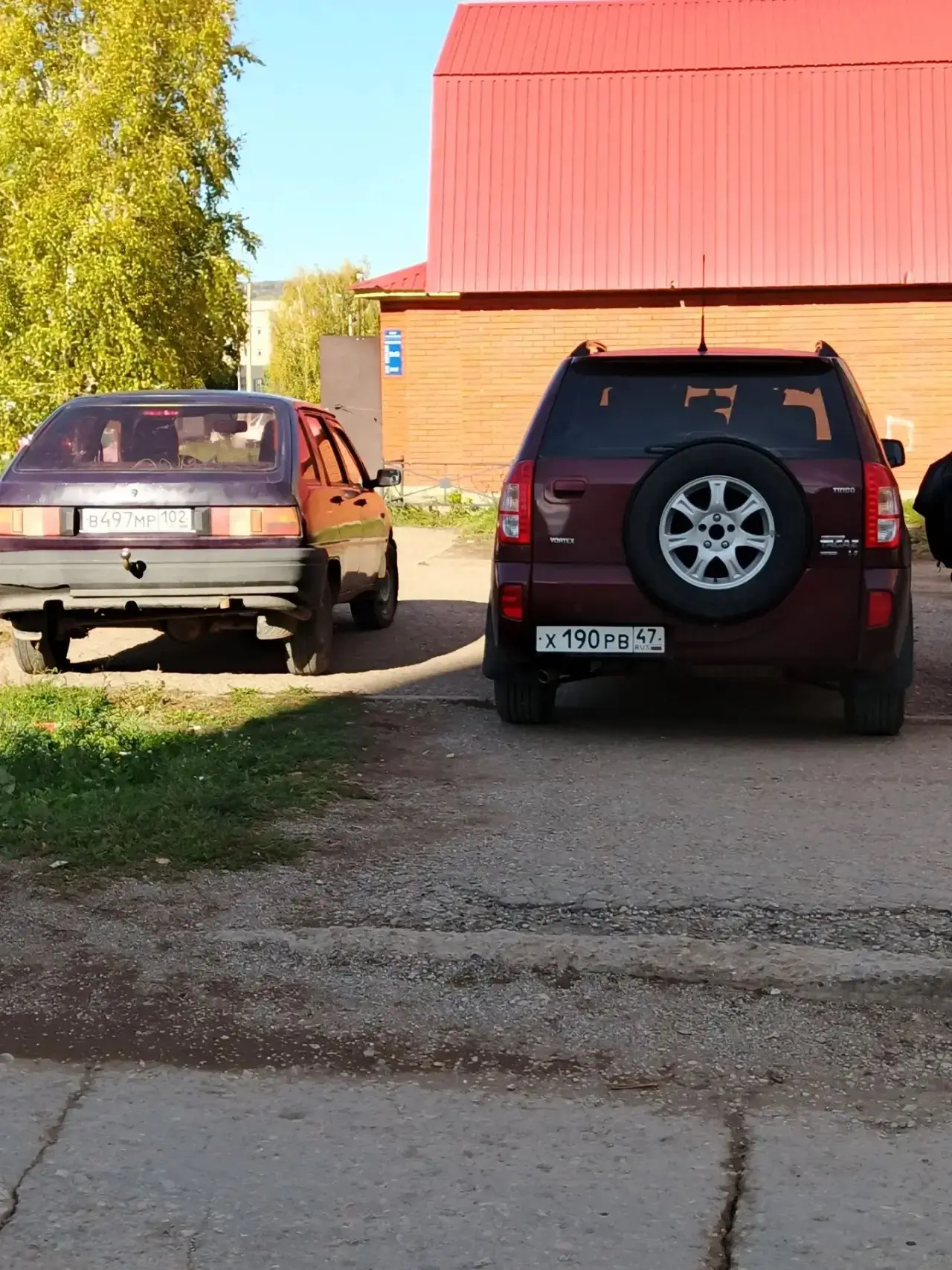 В 29 стоят на газоне.