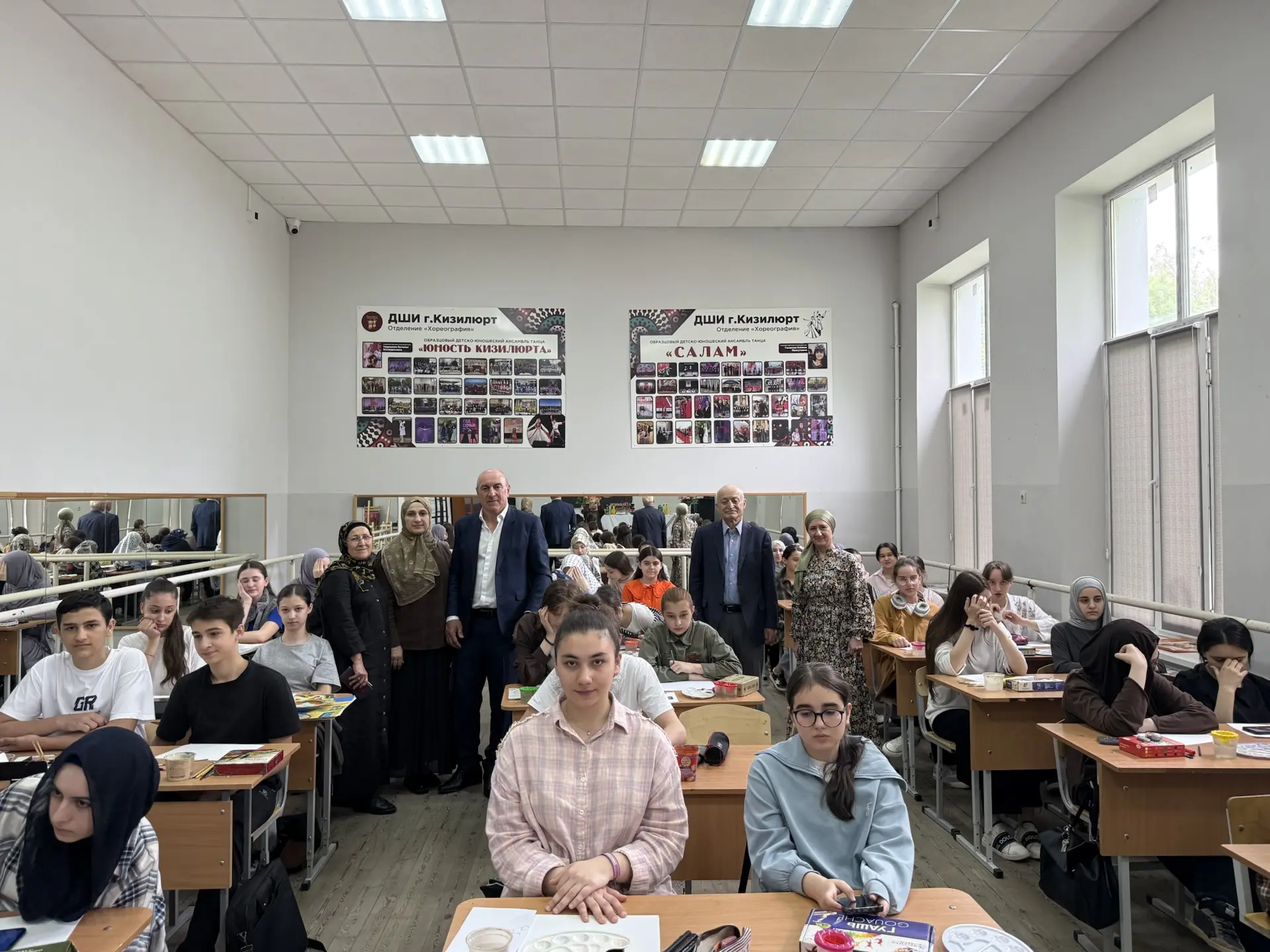 Юные таланты прославили единство кистью и сердцем 🎨🇷🇺

В Детской школе искусств на отделении изоб