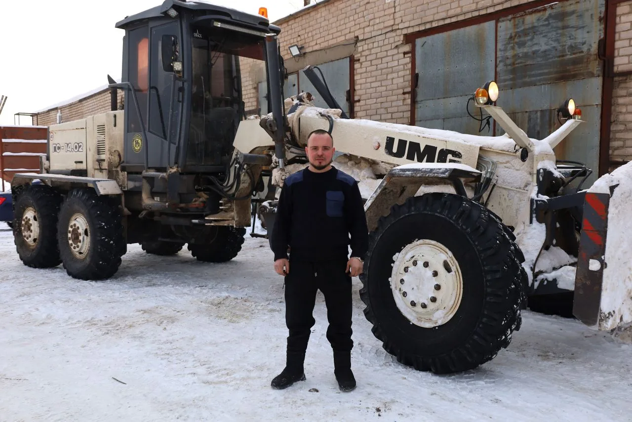 🚜Герои не носят плащи — они носят спецовки и управляют дорожной техникой!