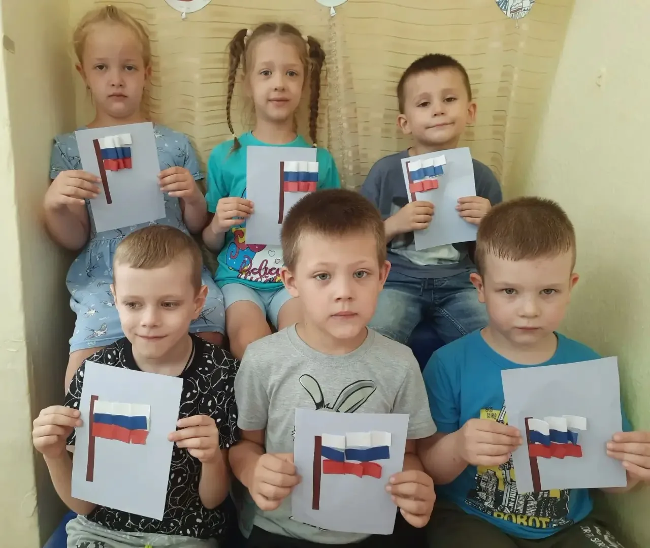 Дети старшей группы «Золотой петушок» к празднику - сделали флаг России!🇷🇺 

Столько старания и ис