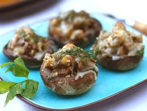 ШАМПИНЬОНЫ, ФАРШИРОВАННЫЕ БАКЛАЖАНАМИ И ОРЕХАМИ