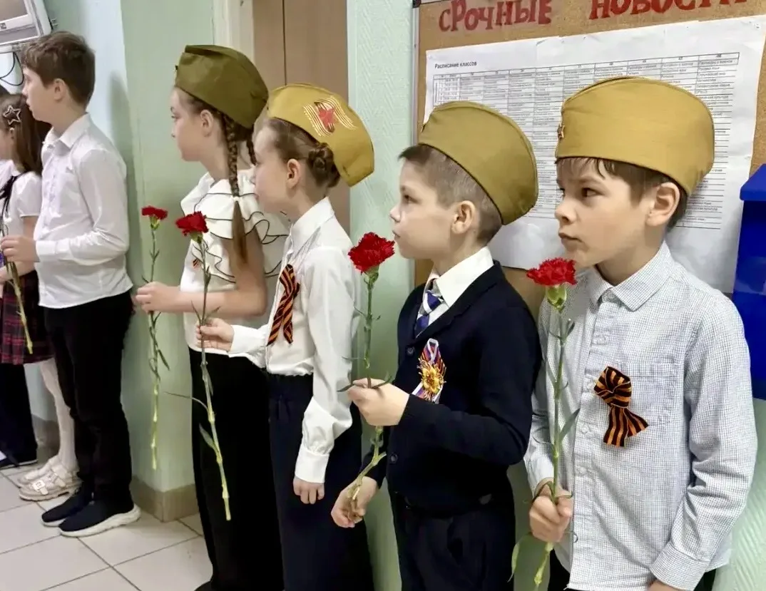 КРАСНЫЕ ГВОЗДИКИ (Часть 3) 💫 Возложение цветов в честь памяти защитников Отечества прошло сегодня в 