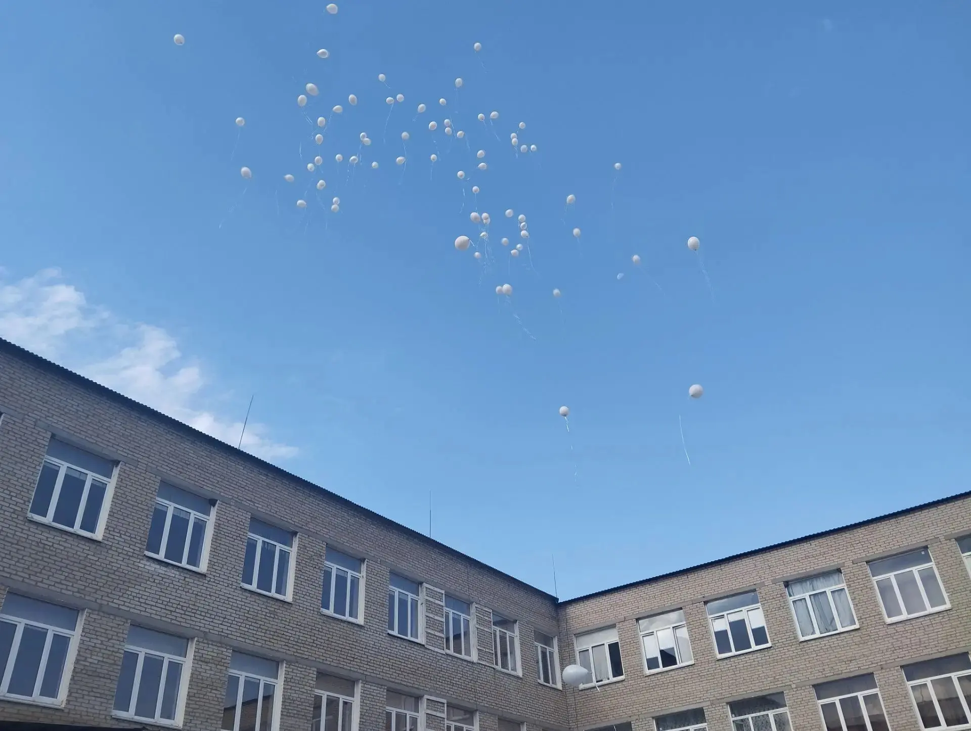 Сегодня в нашей школе прошла Линейка памяти, посвященная Дню солидарности в борьбе с те...