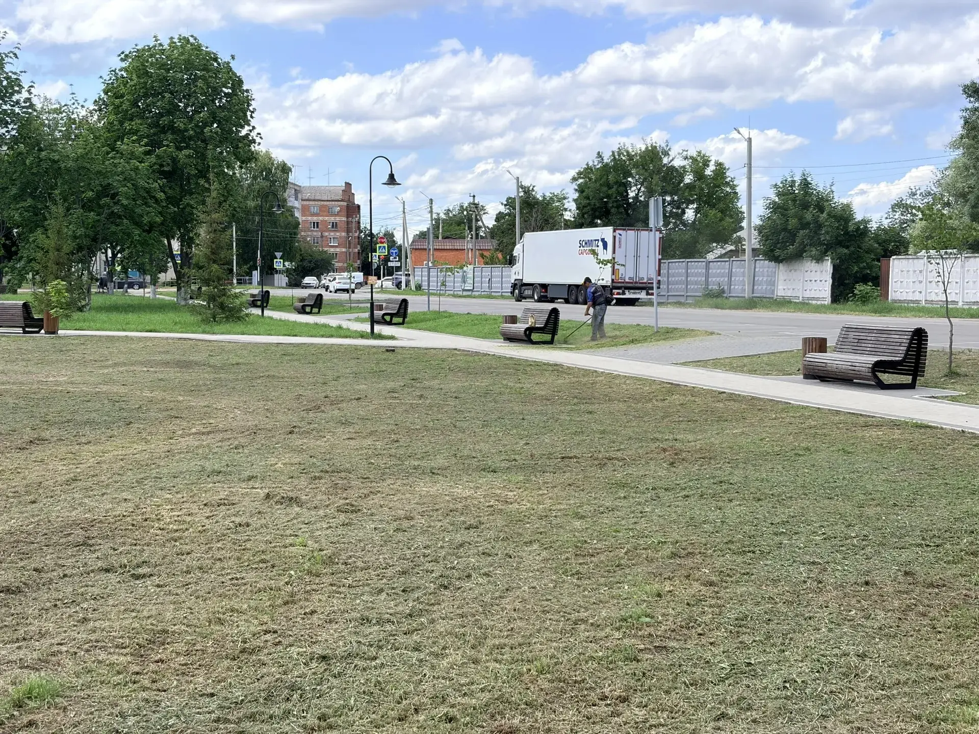Работа озеленителей в "Семейном парке"