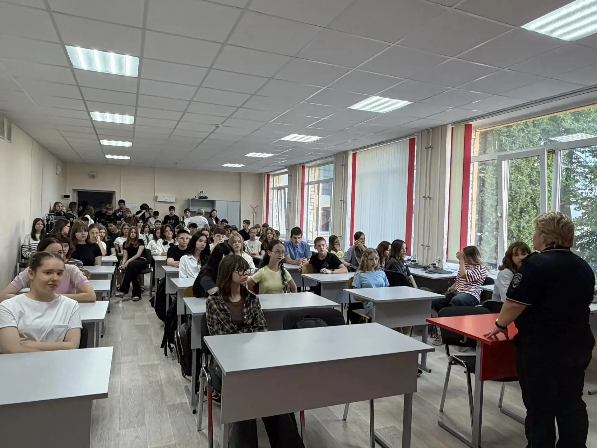 Безопасность на дороге: встреча семиклассников с инспектором ГАИ   Сегодня в нашей школе прошла встр