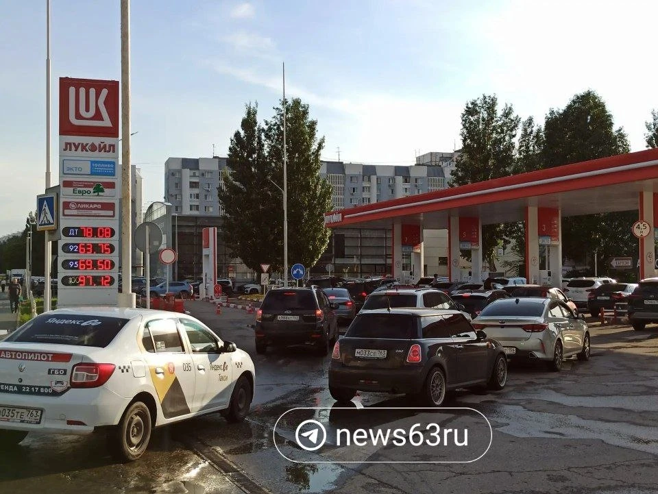 Вечерний пятничный вайб на заправках в Самаре

Очередь на "Лукойл" у "Империи" и пустая "Роснефть" н