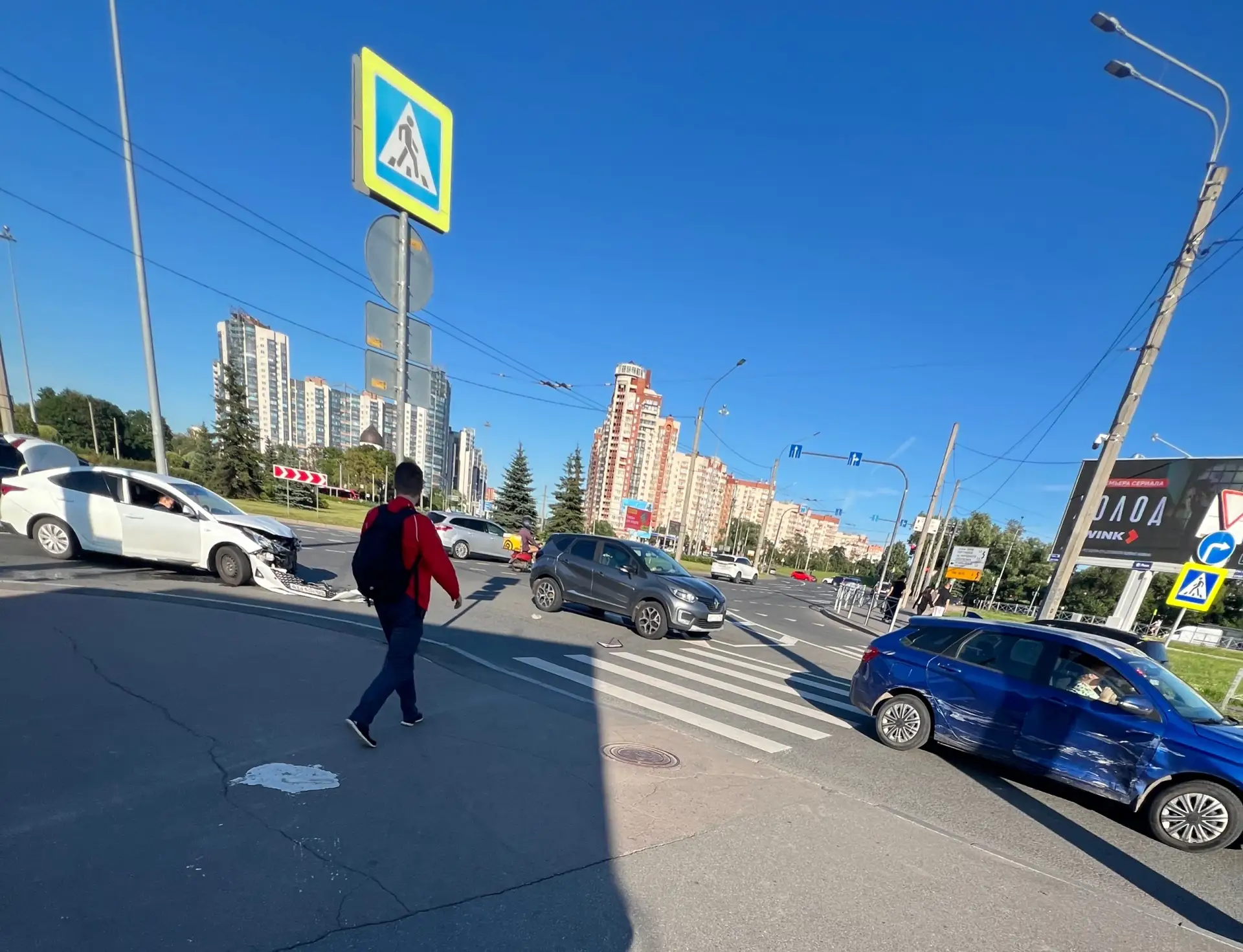 Синий и белый столкнулись на проспекте Стачек, рядом с Максидомом.