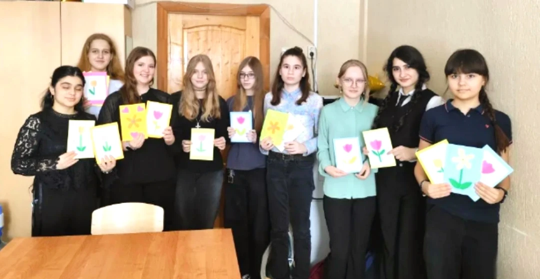 🌷 В преддверии чудесного праздника в нашей школе царила особенная атмосфера! Мы запустили акцию «Вам