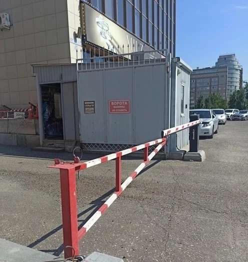 В Омске снесут незаконные шлагбаумы у крупных торговых центров, банка и налоговой.