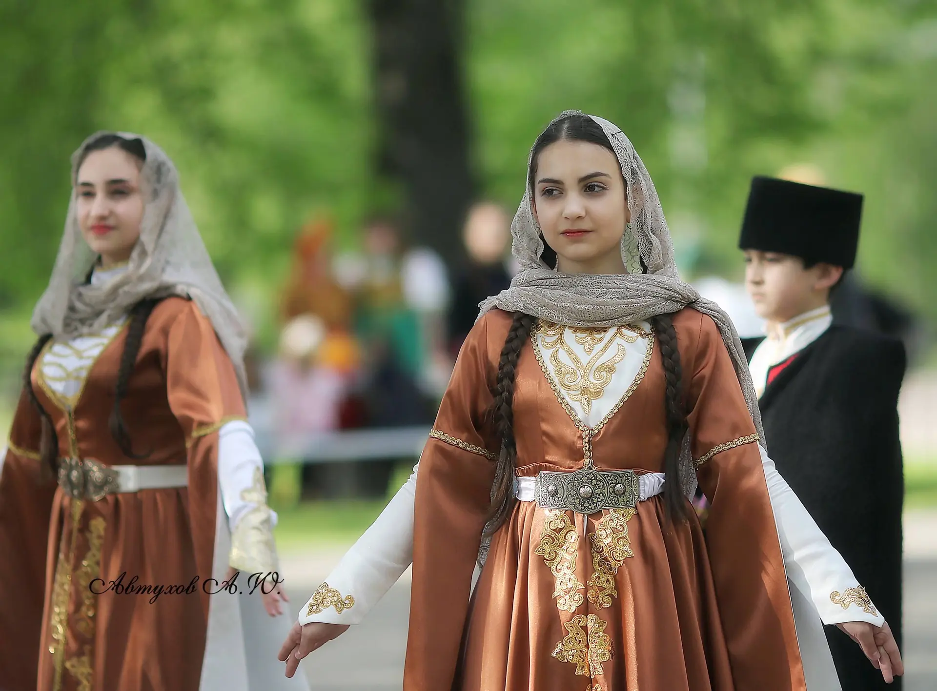 Ансамбль кавказских и закавказских танцев «Выше гор» (руководители — Давид Георгиевич Валиев и Наида