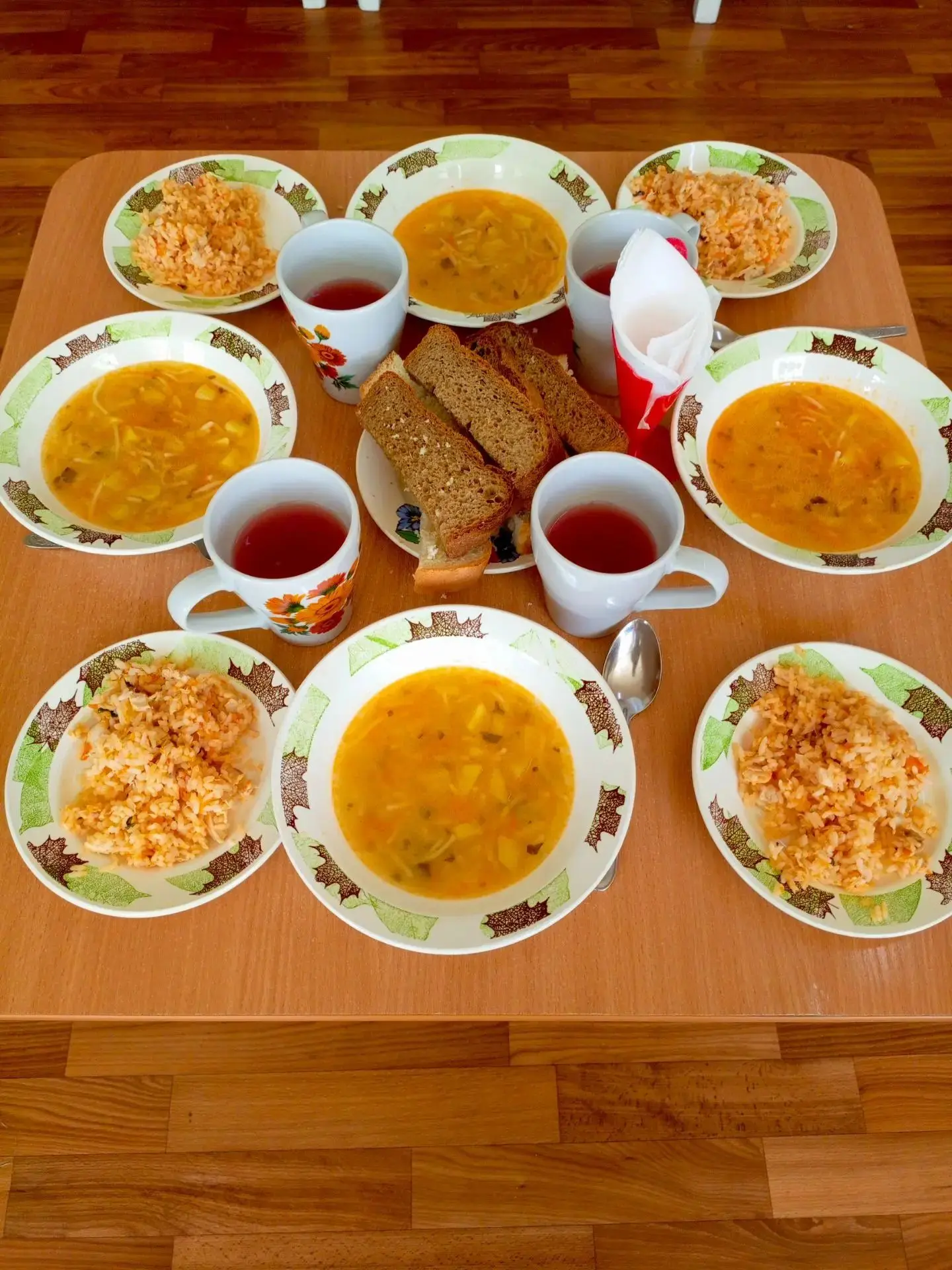 Сегодня на обед:суп с вермишелью на курином бульоне, плов с мясом курицы, кисель из сухофруктов.