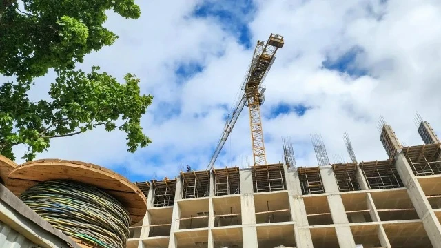 Дом для переселенцев из аварийного жилья в Южном поселке дорос до 7-го этажа