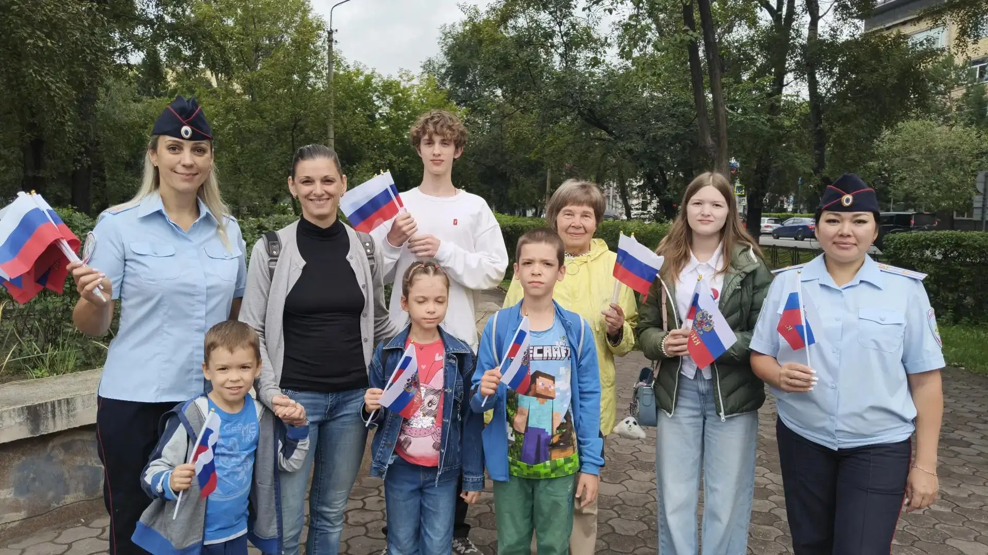 🇷🇺Полицейские Хакасии поздравили жителей и гостей республики с Днём Государственного ...
