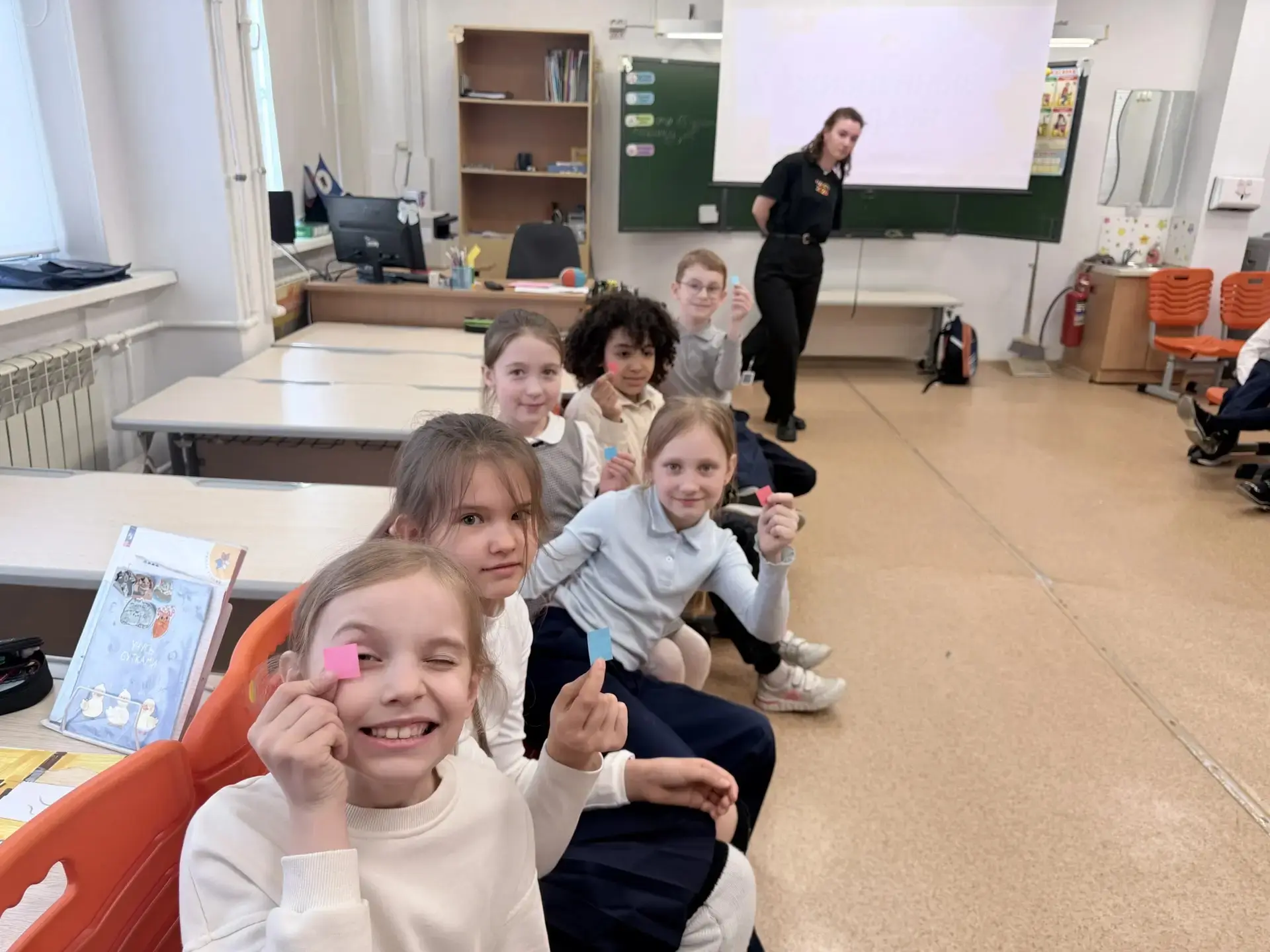 👩🏼‍🏫Во 2 «Г» классе прошёл урок «Дружбы», который провели работники лагеря «Радость». Ребята не прос