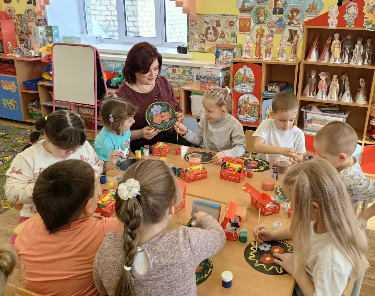 ✅В старшей группе прошло увлекательное занятие, посвященное знаменитой жостовской роспи...