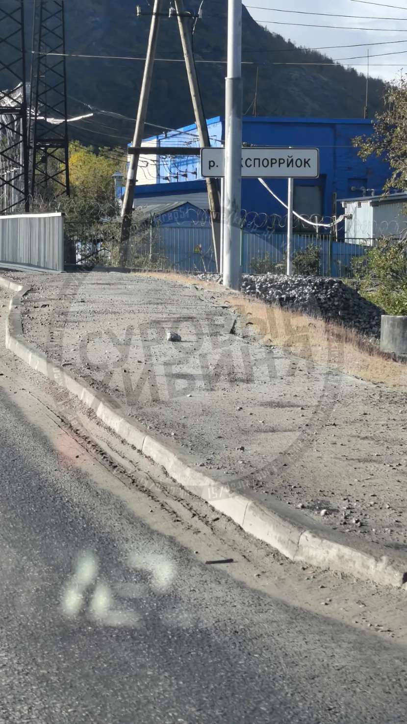 А быстро тут! Только что два фиксика с мётлами и лопатами отдраили весь тротуар. Вот по...