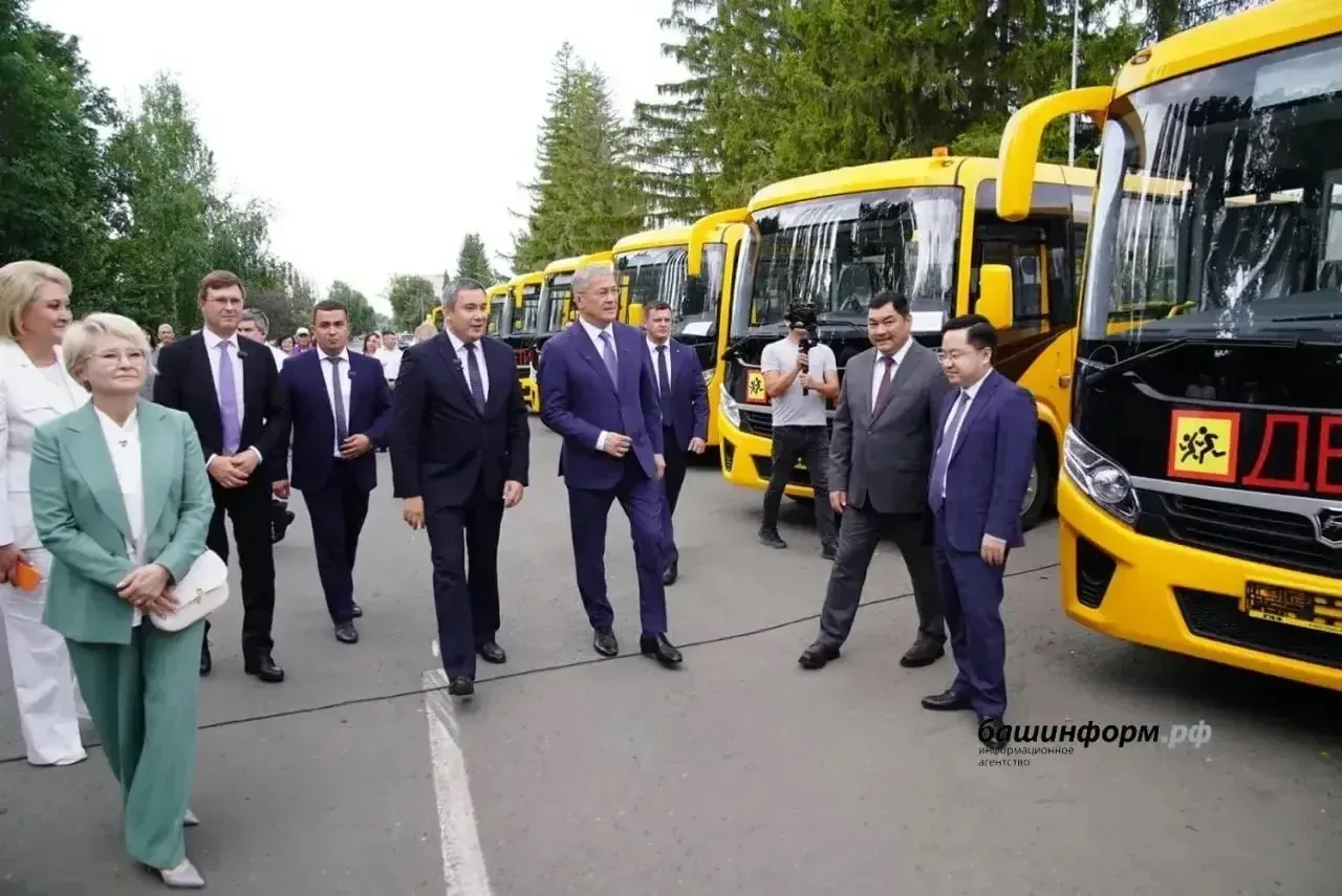 Радий Хабиров вручил директорам школ ключи от 10 новых автобусов