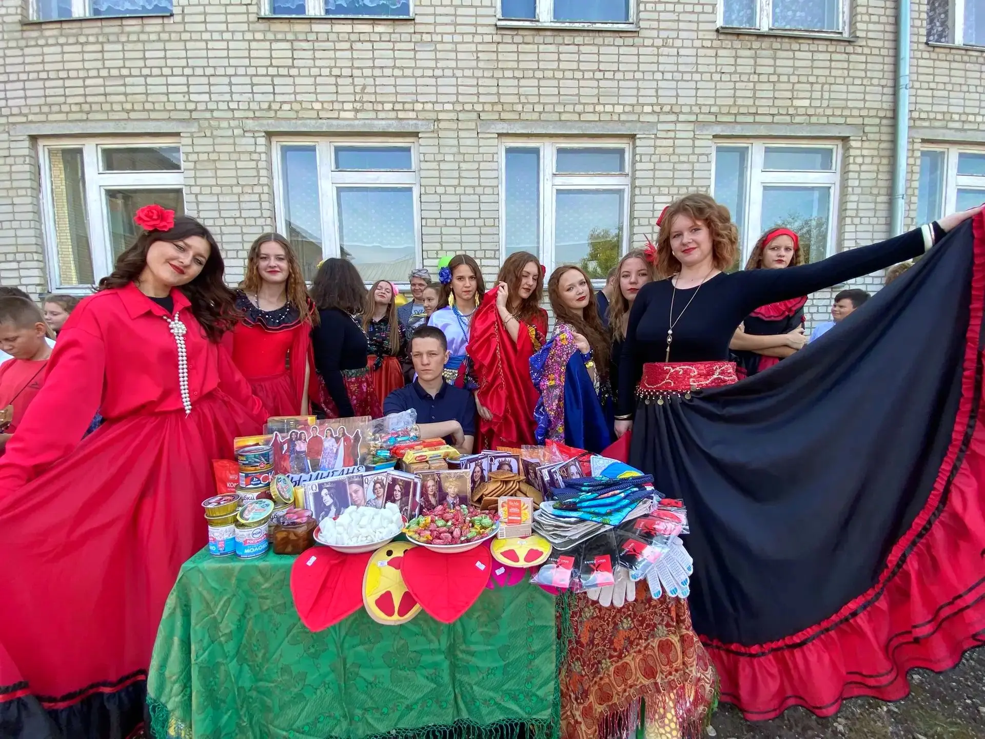 Вместе победим: благотворительная ярмарка в Лысогорской школе №2 🇷🇺❤️