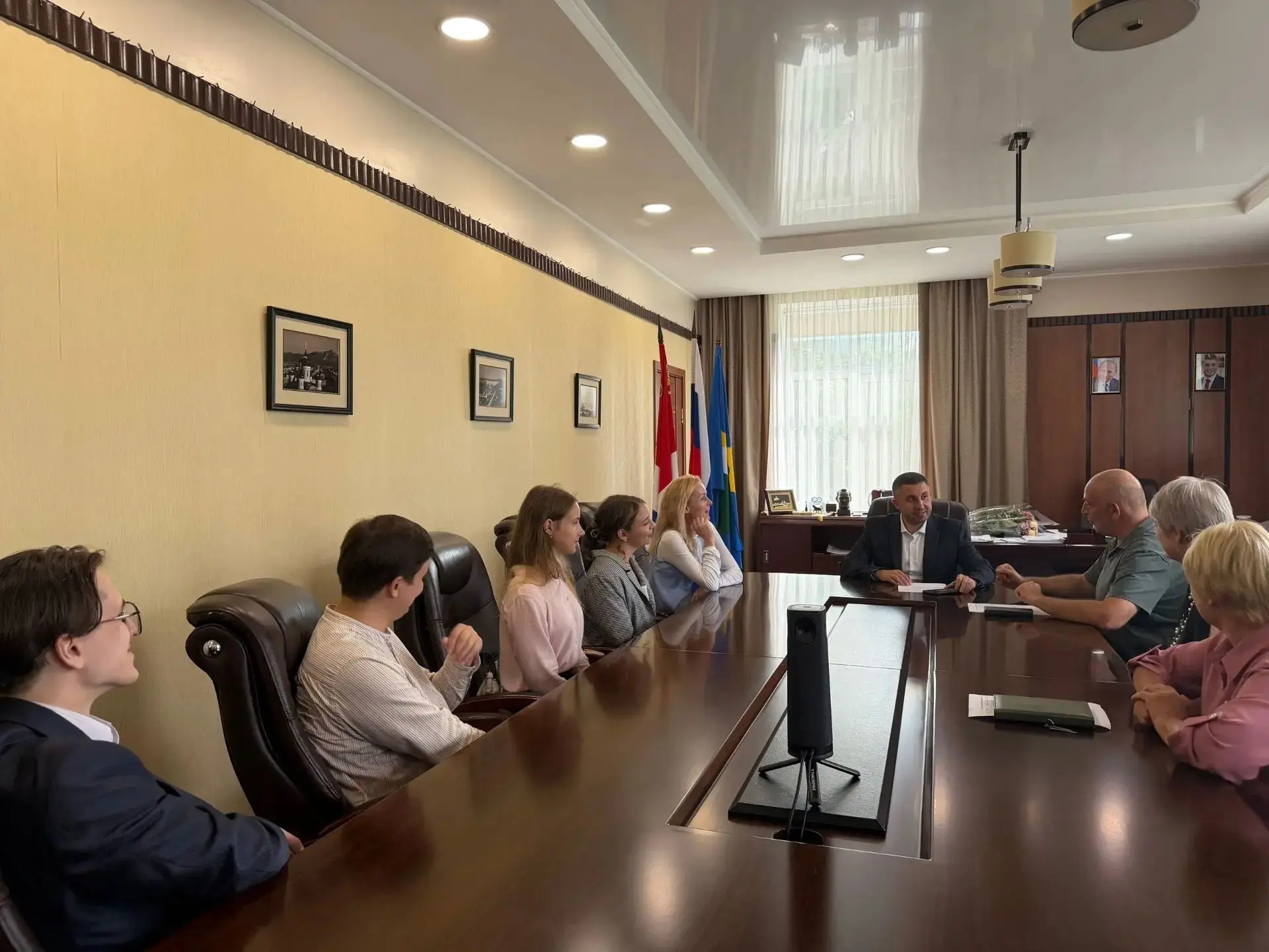 Познакомился с новыми педагогами, которые уже приступили к работе в детской школе искус...