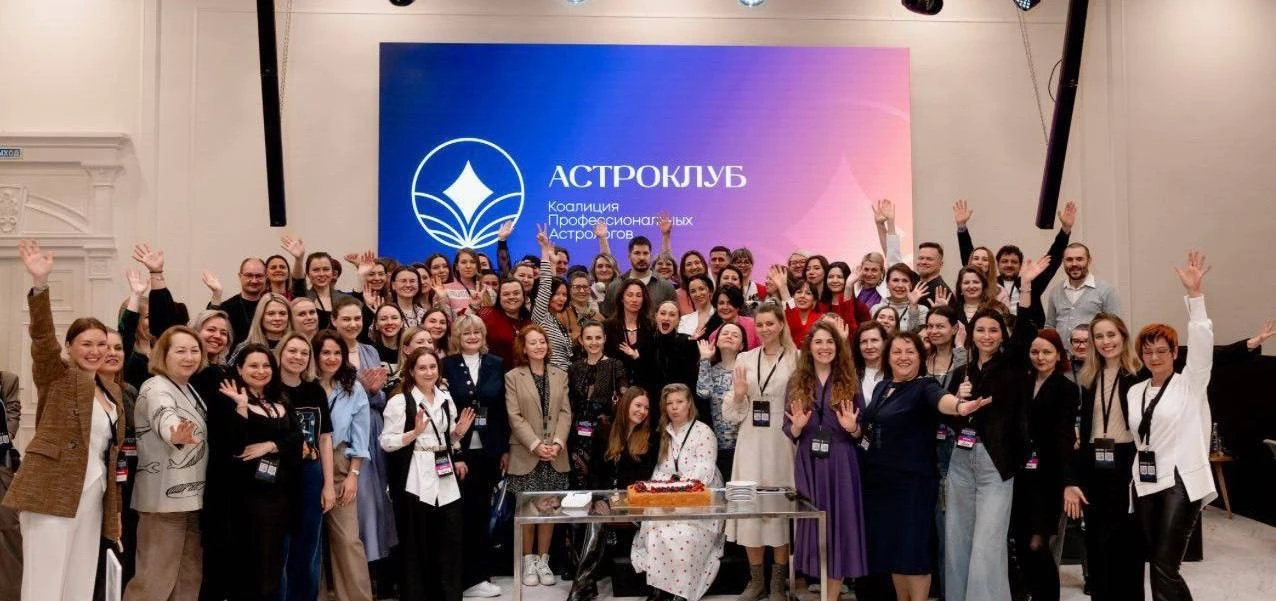 «Даже в самые темные времена нужно не забывать обращаться к свету»☀️

Друзья, вы тоже заметили, что 