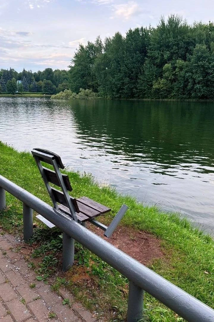 Идеальная лавочка для интровертов в Измайловском парке 😁