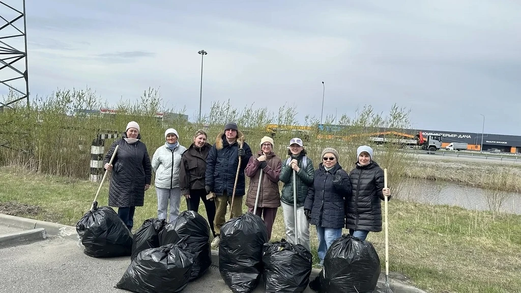 💪Коллектив МФЦ Югры принял участие в дне санитарной очистки территории города Ханты-Мансийска  В дне