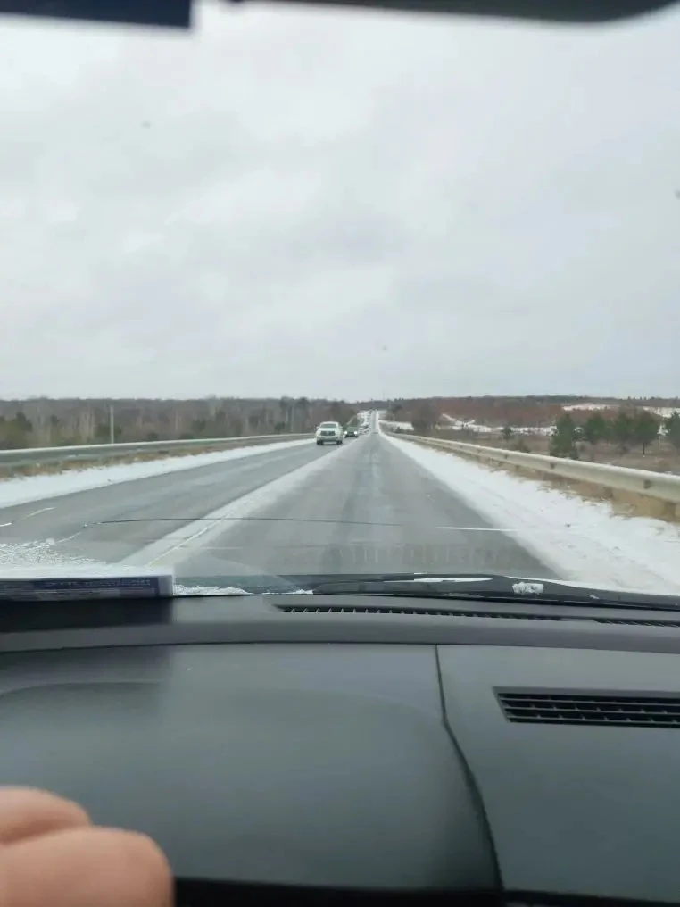 ❄️ Снег вернулся в Свободный  Погода снова устроила сюрприз — в городе и районе выпал снег.  🌨 Весна