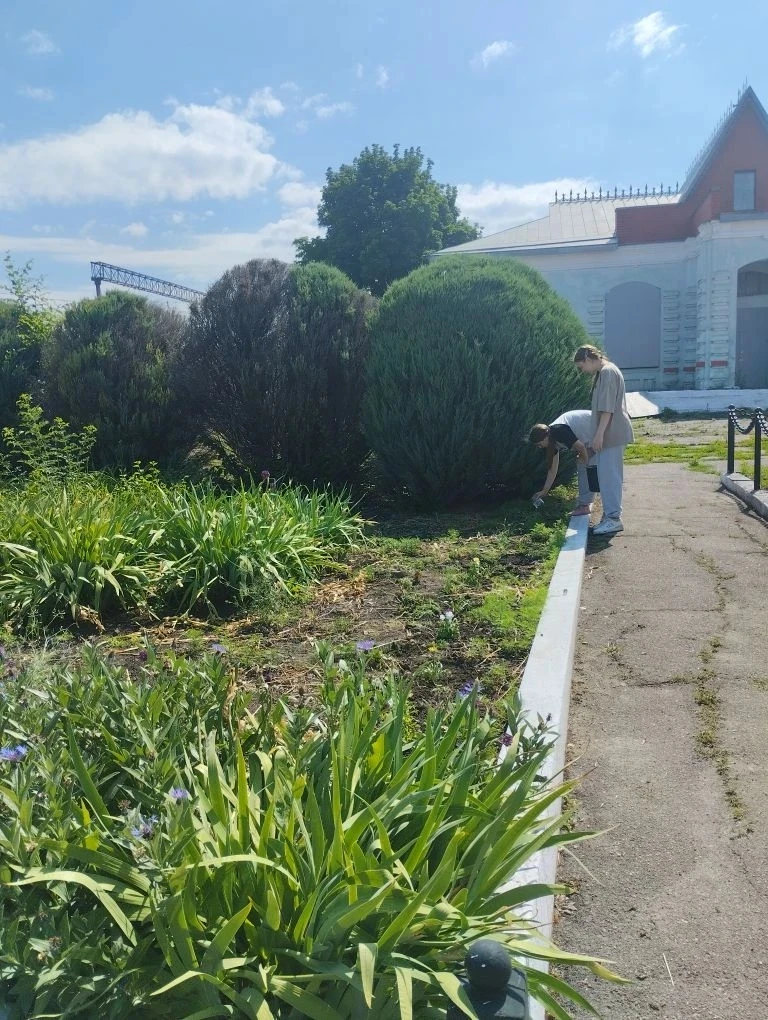🌱 В нашем поселении стало ещё уютнее и красивее: у памятника танкистам 96 танковой бригады им. Челя