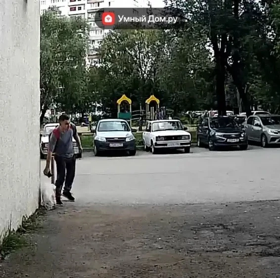🐷Что за свинья?! На Солдатова 34 какой-то имбецил 😡 бросил пакет с мусором возле подъезда и ушёл.
