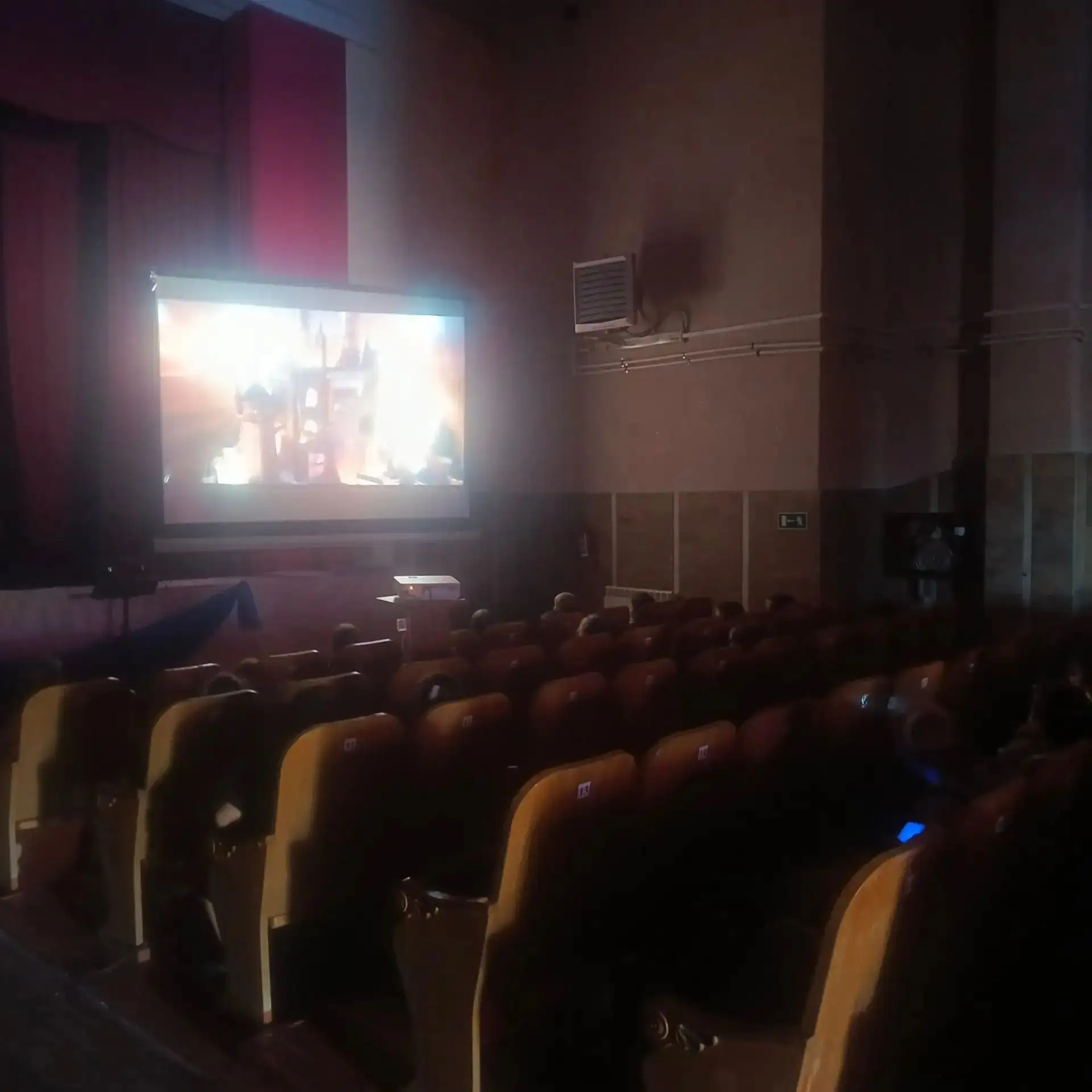 Доброе кино для юных зрителей 🎬✨

Летние каникулы продолжаются ☀️, и сотрудники Районного Дома куль