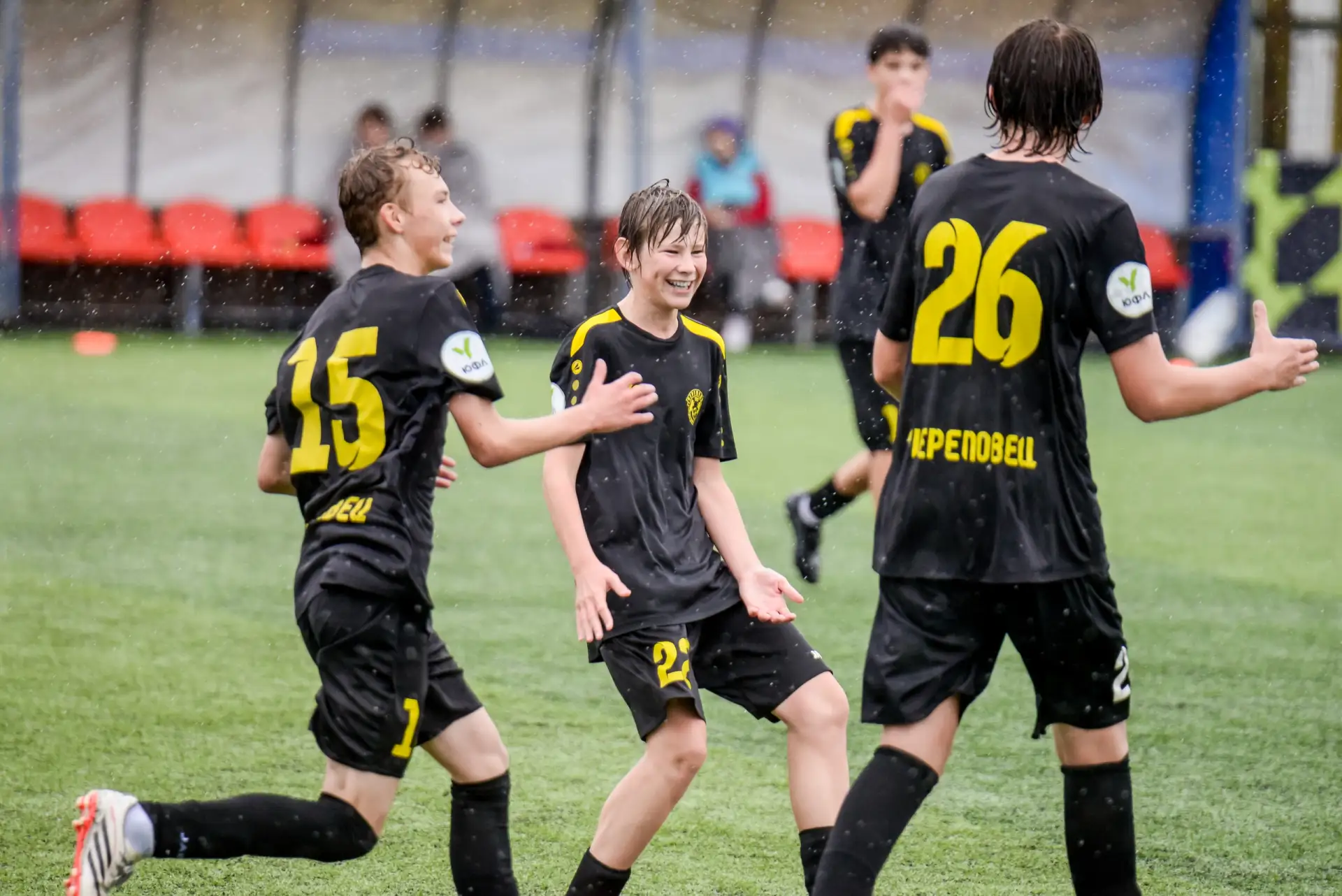 Дождь? Отличная погода для футбола! 🌧⚽️
