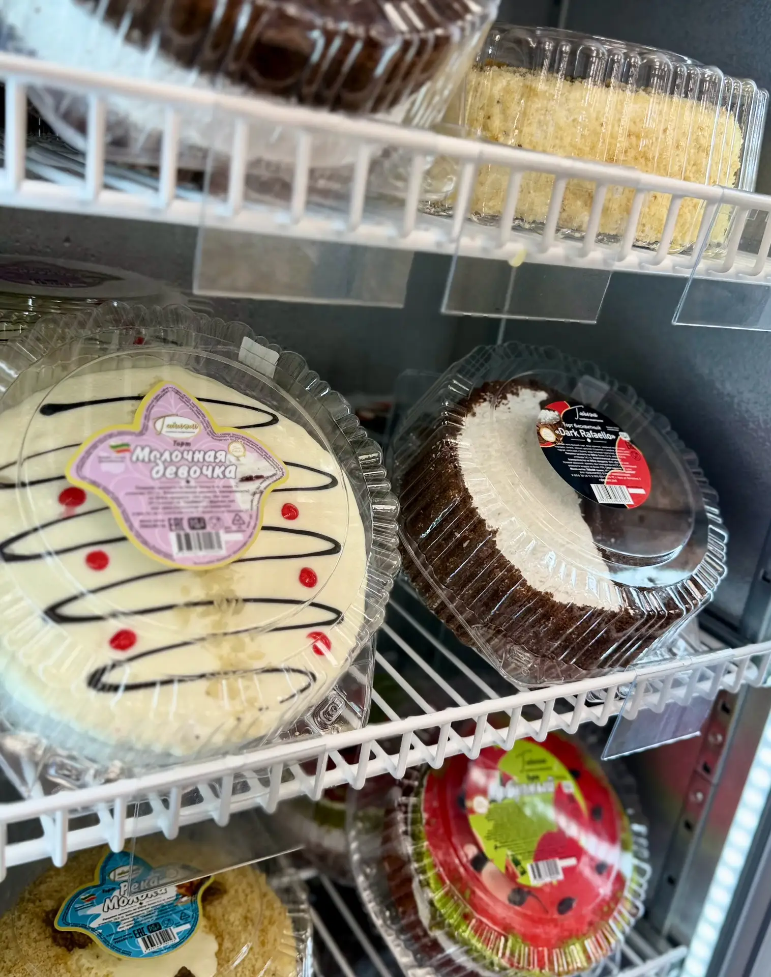 Свежие тортики в наличии 🍰 
Выберите свой кусочек счастья 😋