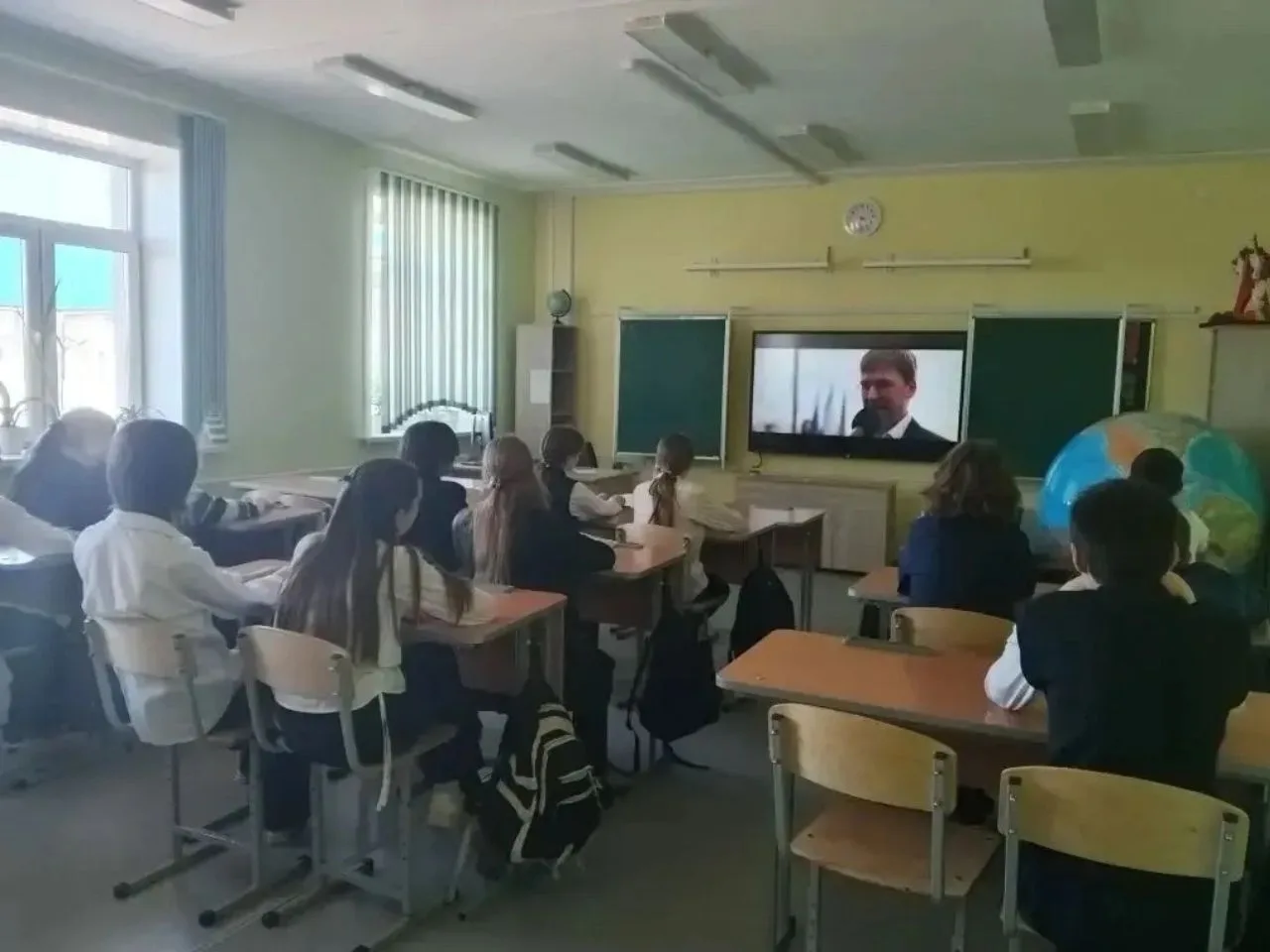 В нашей школе прошел просмотр фильма. Вместе с учащимися мы посмотрели фильм «Красные ленты» — пронз