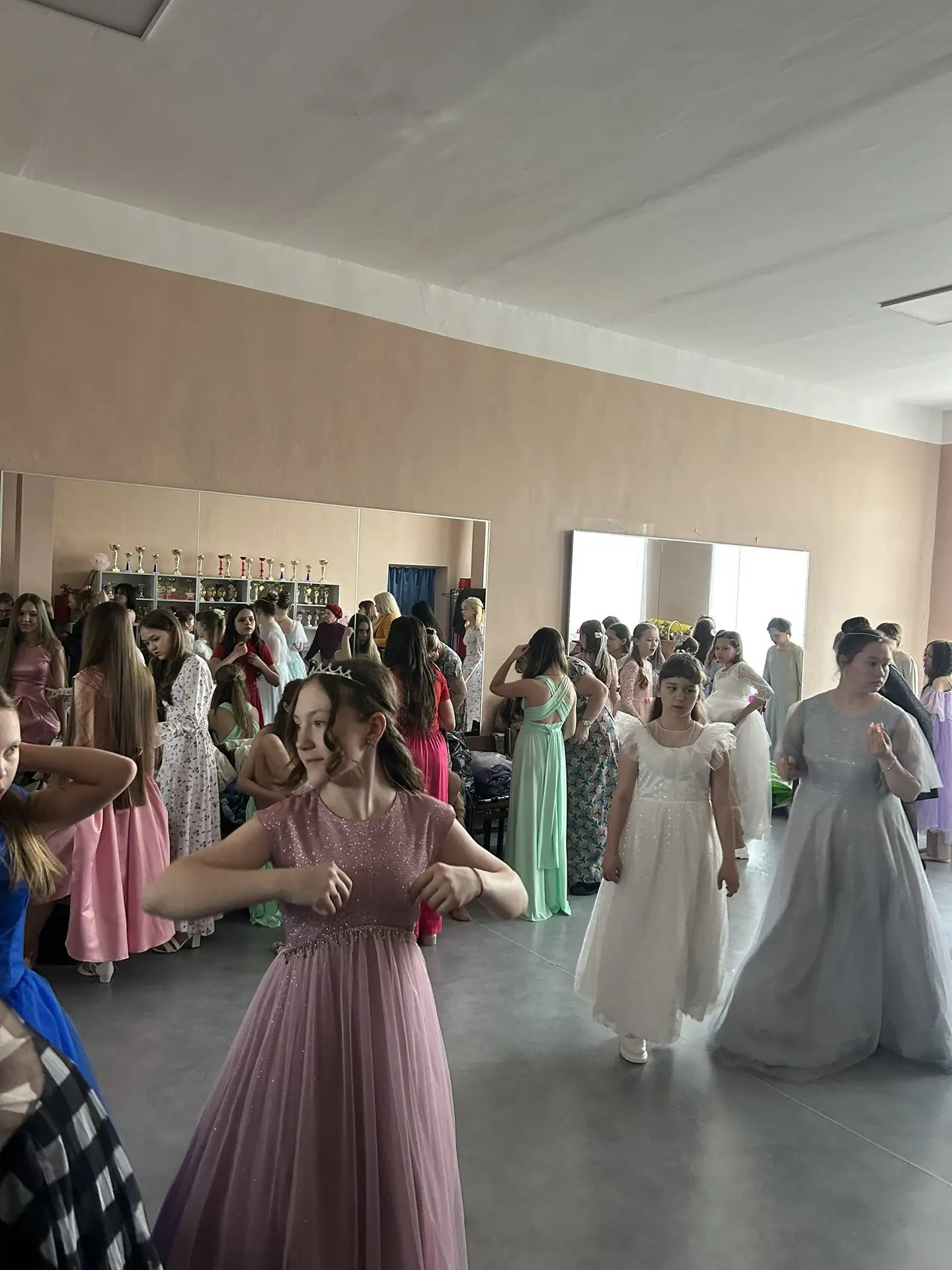 Полным ходом идет репетиция «Бала Победы», проводимого учащимися СОШ 6