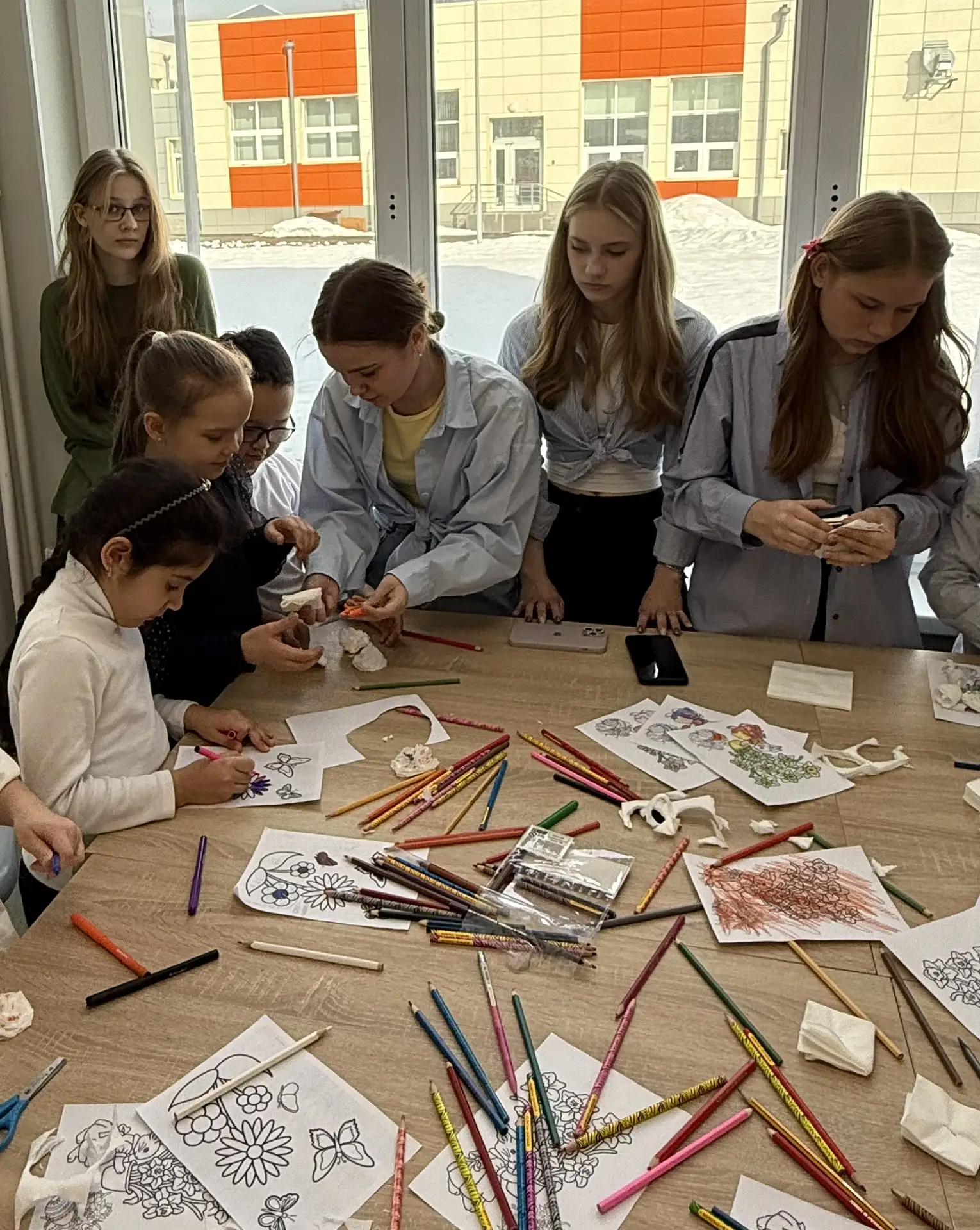 Сегодня в Гимназии прошел день цветов 🌸🎨 Старшеклассники из школьного самоуправления организовали  м
