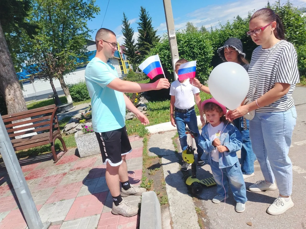 Всероссийская акция на улицах родного города🇷🇺

В День России акция «Российский триколор» прошла н