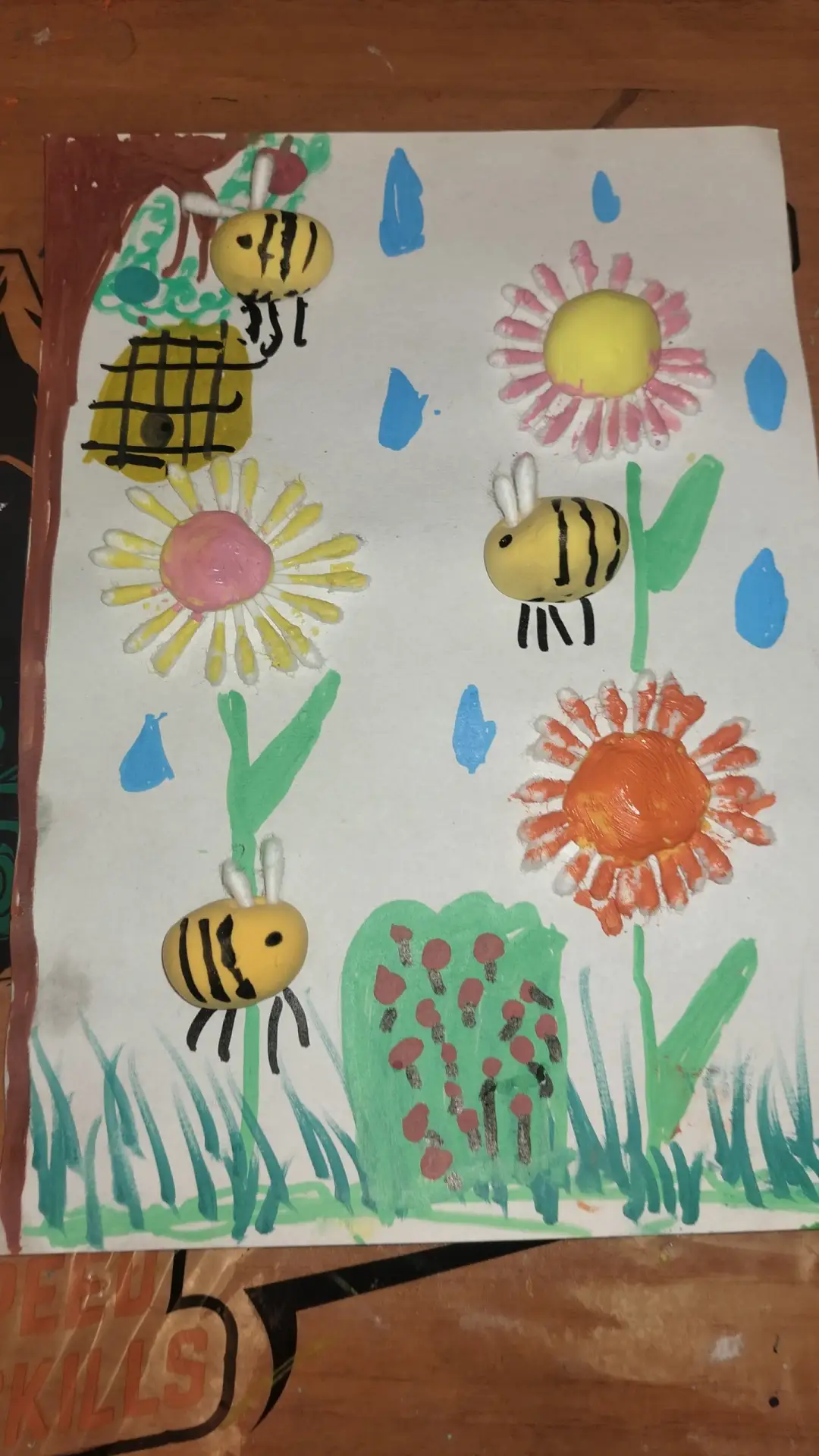 Пчёлки 🐝

©️Мы любим соединять в одной работе несколько техник 👌
Рисование + лепка с дополнительны