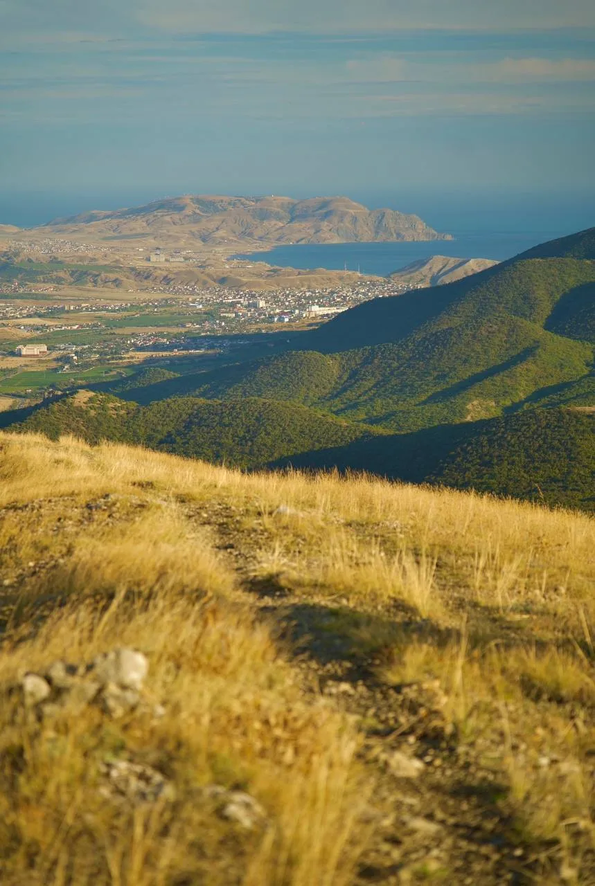⛰ Зеленое полотно гор — вид с хребта Орта-Сырт на Судак