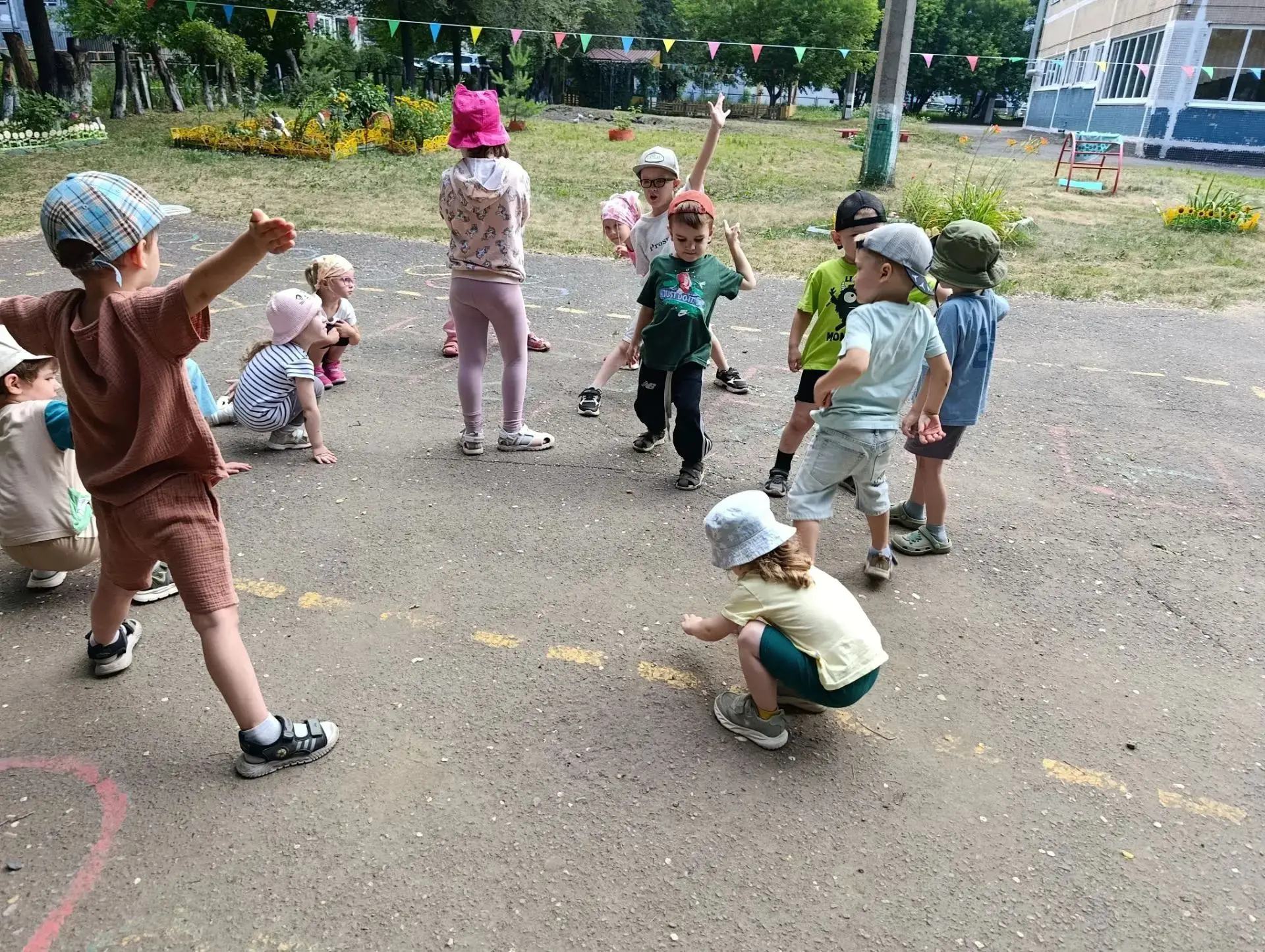 ☀️🧸🌈 Летняя пора в нашем детском саду — это время безграничного веселья, тёплых дней, ярких открыт