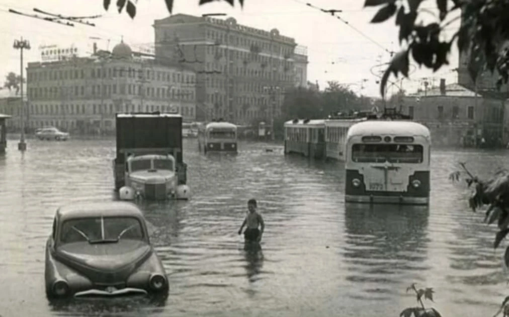 🖼Москва. Самотечная площадь после сильного ливня, 1960 год.

Вот сейчас снег начнет таять, и чувств